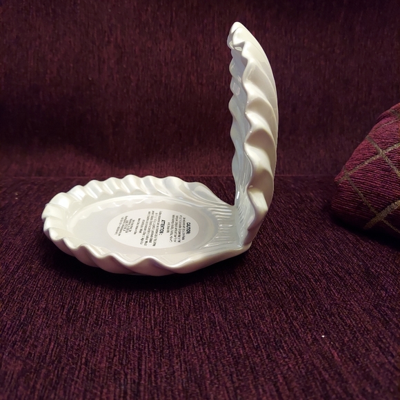 Clam shell 3 wick candle holder by bath and body works - Picture 3 of 4